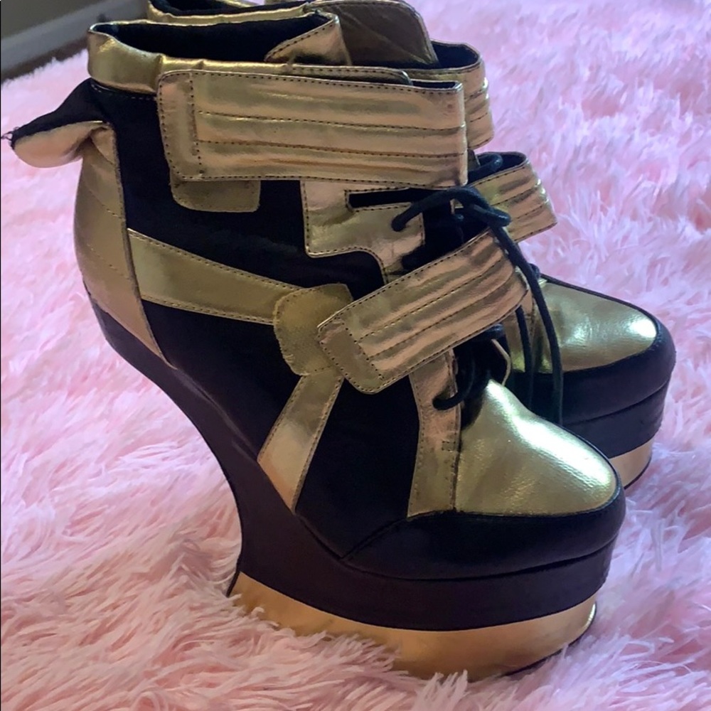 Platform tennis shoes